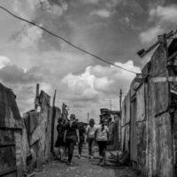 A Cortina de Fumaça das ONGs: O Assistencialismo como Braço do Capital e do Estado