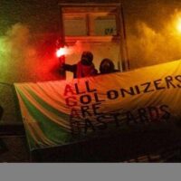 [Alemanha] Berlim-Friedrichshain, 13 de dezembro de 2025 – Manifestação no Dia Internacional contra a Violência Policial