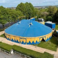 [França] Tenda militante para festa e protesto