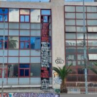 [Grécia] Atenas: Instalação de um enorme faixa na Universidade Panteion como sinal de solidariedade aos detidos no caso de 11 de maio.