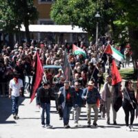 [Itália] Primeiro de Maio anarquista em Carrara: centenas se reúnem na praça.