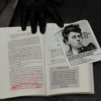 [EUA] 'Isto é uma injustiça': como zines de esquerda foram usados para condenar manifestantes anti-ICE a décadas de prisão